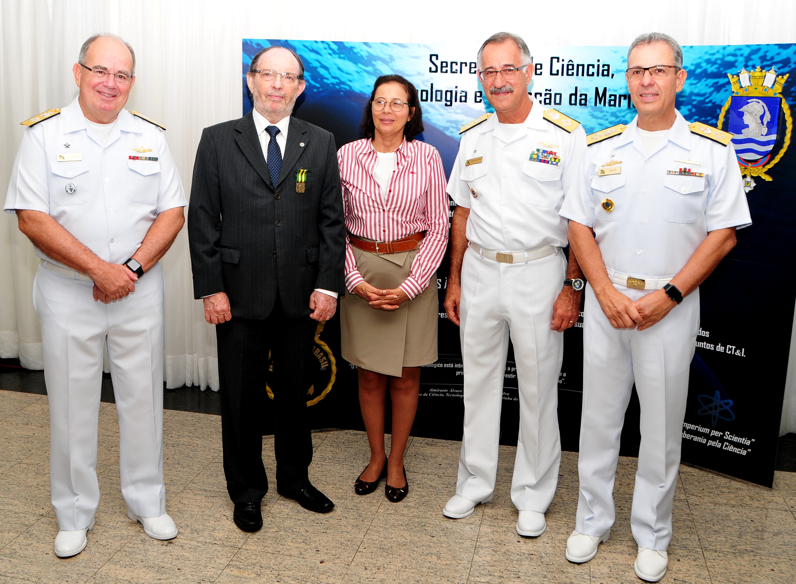 Presidente do CNPq com o Comando da Marinha e a Ministra Interina de Ciência, Tecnologia e Inovação na condecoração com a Medalha do Mérito Tamandaré