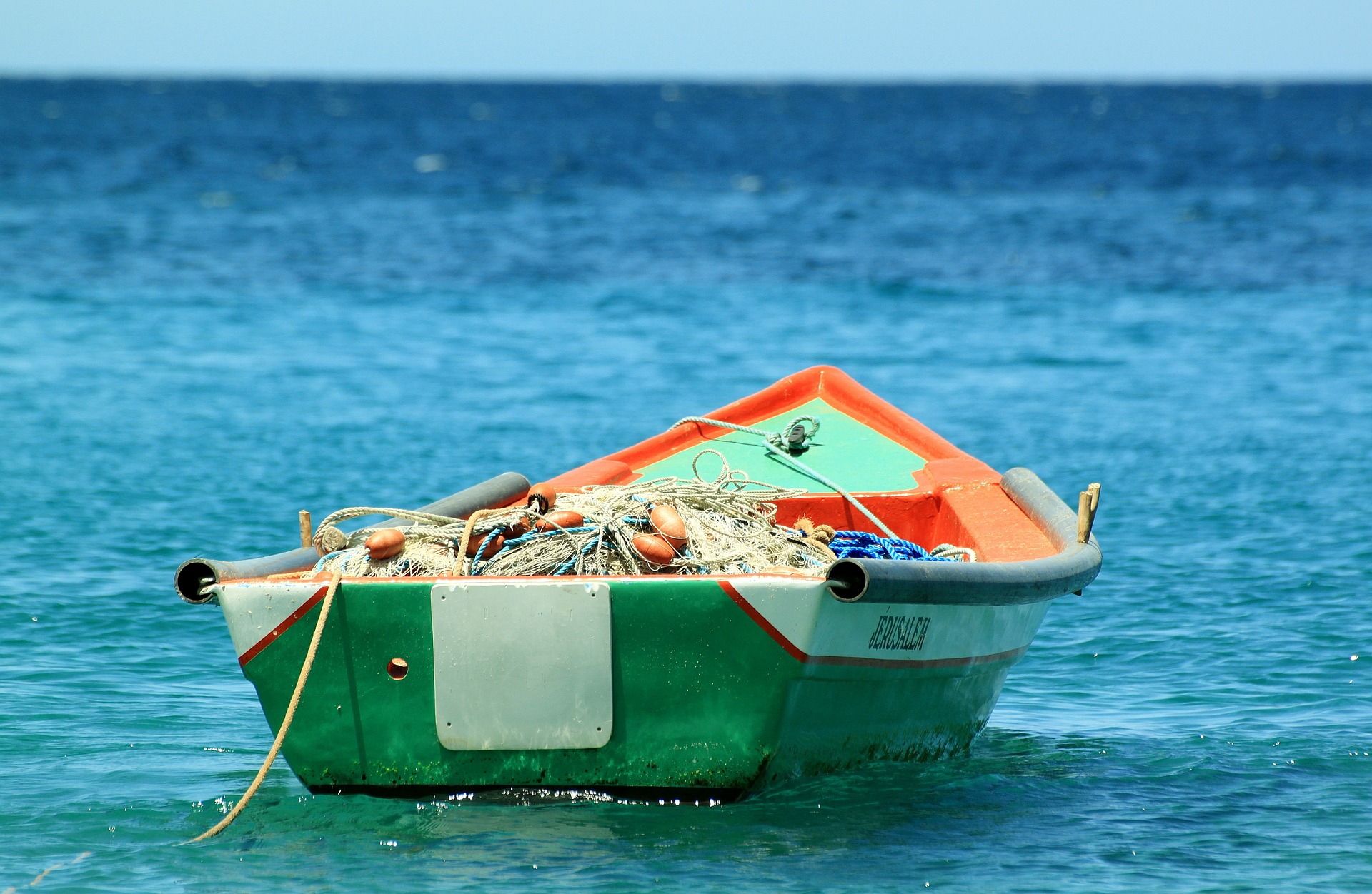 Foto de um barco pesqueiro no mar