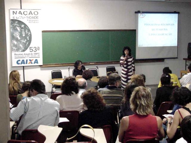  Terça-feira, 17/07/01 - Alice Abreu, vice-presidente do CNPq, e Silvana Medeiros, coordenadora do Programa de Pesquisa em Agropecuária e Biotecnologia, em palestra sobre Cooperação Internacional e Cooperação Regional