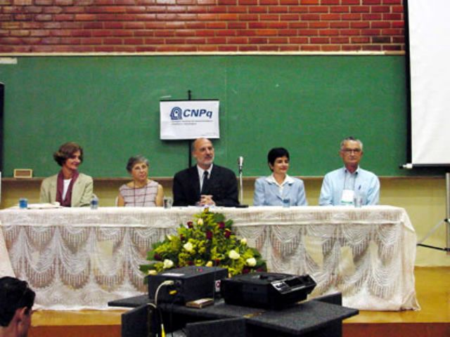  Mequita Andrade, Coordenadora Geral do Livro e Leitura - MinC; Glaci Zancan; Milca Severino e Crodowaldo Pavan estão à mesa na cerimônia de entrega dos prêmios.