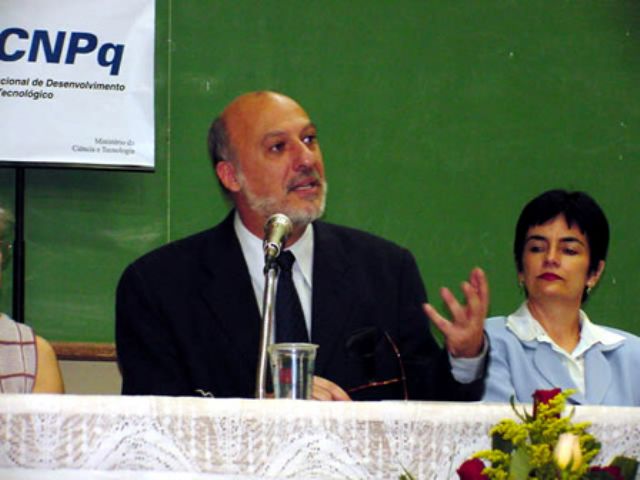  Professor Esper Cavalheiro discurso na entrega dos Prêmios.Ao seu lado está a Reitora da UFG, Milca Severino Pereira