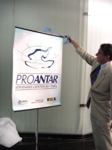  O Contra Almirante José Geraldo Fernandes Nunes, da Comissão Interministerial para os Recursos do Mar - CIRM, apresenta nova logomarca